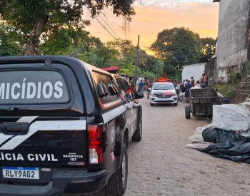 Ataque a tiros deixa dois mortos e três feridos na comunidade Paulo Afonso, em Jaguaribe, em João Pessoa — Foto: Plínio Almeida/TV Cabo Branco