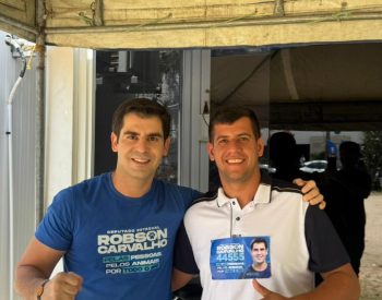 Candidato a deputado estadual Robson Carvalho – (UNIÃO BRASIL), ao lado do suplente de vereador em Jardim do Seridó, Thiaguinho da Reciclagem. Foto — ©Divulgação.