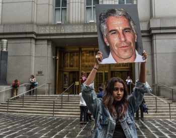 Jeffrey Epstein, que está preso desde sábado, foi acusado de tráfico sexual nesta segunda-feira (8). Segundo as acusações, ele atraía as meninas para casas de luxo em Nova York e na Flórida e as pagava por atos sexuais. O bilionário também tinha ligação com Trump. ( Foto: Stephanie Keith / Getty Images North America /AFP )
