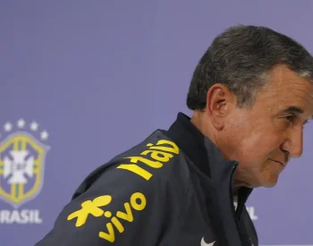 Carlos Alberto Parreira participa de entrevista na Granja Comary (Leo Correa/AP/Direitos Reservados)