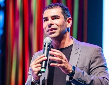 CEO da Vox2You, Sérgio de Paula, durante palestra sobre comunicação — Foto: Divulgação Vox2You