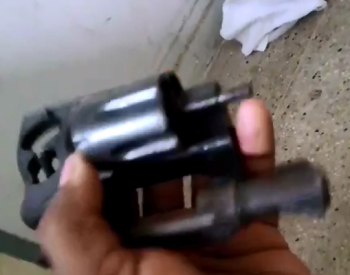Além das duas armas de fogo, os agentes também apreenderam drogas e 15 celulares