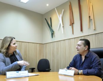 Presidente da Assembleia Legislativa, Ezequiel Ferreira (PSDB), em reunião com secretária Flávia Lisboa