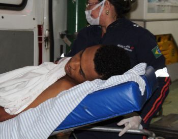 Leonardo precisou ser transferido para o Hospital Regional Tarcísio Maia. ( Foto: Divulgação / Polícia Militar )