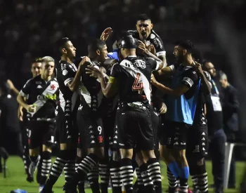 Jogadores do Vasco comemoram gol de Palacios. Foto — André Durão.