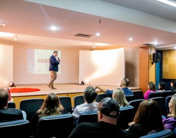 Atividade prática em aula da Vox2You estimula a aplicação dos ensinamentos de comunicação — Foto: Divulgação Vox2You