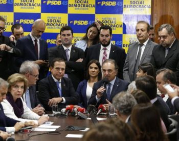 O líder do PSDB na Câmara, Ricardo Tripoli (ao microfone), fala em reunião do partido realizada em junho, em Brasília