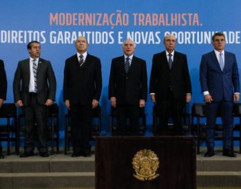 Temer em evento no Planalto junto a ministros e senadores quando a reforma trabalhista foi sancionada. Fotos Públicas.