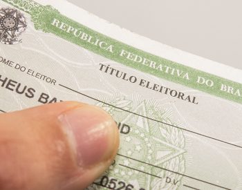 29-07-2014 - São Paulo - Brasil - Eleitor segura o titulo eleitoral. O eleitorado brasileiro cresceu 5,17% nos últimos quatro anos, saltando de 135.804.433 votantes, em 2010, para 142.822.046 eleitores, divulgou hoje (29) o Tribunal Superior Eleitoral (TSE). Foto: Rafael Neddermeyer/ Fotos Públicas