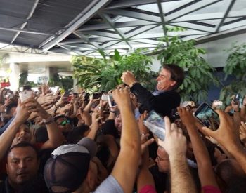 Deputado Jair Bolsonaro nos braços do povo.