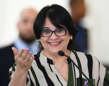 Cartilha lançada por ministério também recomenda a 'manifestação da fé' para combater o avanço da pandemia do coronavírus no país — Foto: AFP