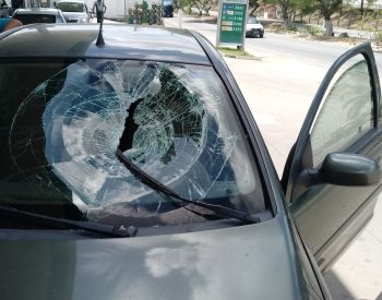 Para-brisa estourado pela pedra atirada por marginais foto - divulgação.