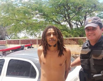 Cleomar Lucas da Silva, foi preso pela policia militar com trouxinhas e duas plantas de maconha - Imagens Passando na Hora.