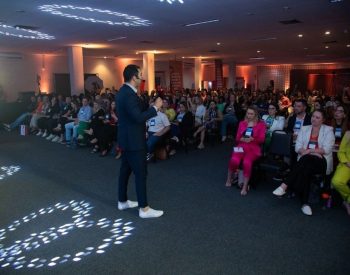 Sérgio de Paula, CEO da Vox2You, palestra em evento sobre oratória e comunicação — Foto: Divulgação Vox2You