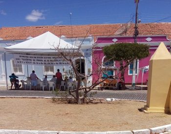 Frente do Telecentro de Jardim do Seridó com poucas pessoas para a revisão biométrica. Foto - Júlice Gomes / Blog Seridó no AR.