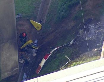 Bombeiros recolhem peças do helicóptero que caiu na Anhanguera, em São Paulo.
( Foto: TV Globo/Reprodução )