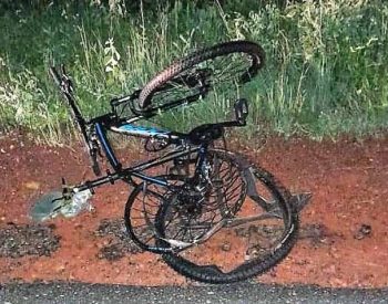 O grupo de ciclistas pedalava quando foram atingidos por um carro desgovernado. — Foto: Reprodução