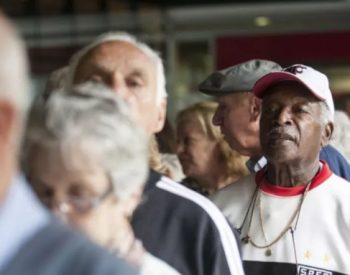 Os pagamentos serão feitos junto com os benefícios referentes a abril. — Foto: Marcelo Camargo/Agência Brasil