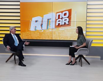 Deputado Tomba Farias em entrevista com à jornalista Mara Godeiro, no programa “RN no Ar”, da TV Tropical. Foto: Divulgação.