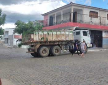 Limpeza de mato no bairros Matadouro, São João e Centro do município de Jardim do Seridó. Foto: (Divulgação).