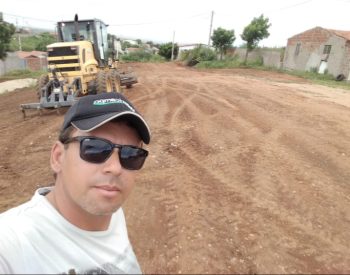 Limpeza de mato em ruas de dificil acesso no bairro Ana Cunha em Jardim do Seridó. Foto — Assessoria/coordenador.
