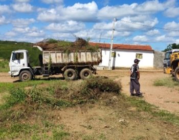 Limpeza de mato aos arredores da UBS1 e 
 CRAS no bairro Baixa da Beleza em Jardim do Seridó. Foto — Assessoria/coordenador.