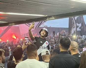 Payet tira foto com torcedores do Vasco — Foto: Emanuelle Ribeiro