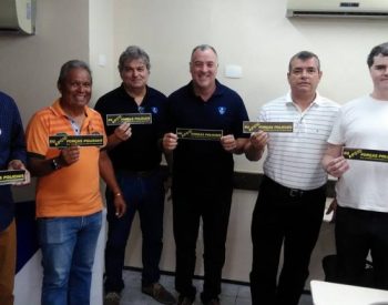 Brigadeiro Carlos Eduardo Almeida (segundo da esquerda para direita) faz parte do movimento. Foto - Reprodução / Facebook.