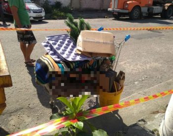 Carrinho com corpo foi localizado por moradores de rua de Santos, SP (Foto: Reprodução/Praia Grande Mil Grau)