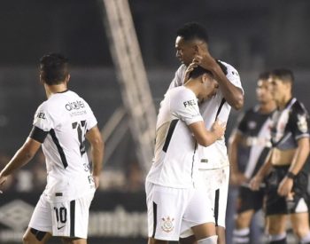 Corinthians derrota o Vasco em São Januário.