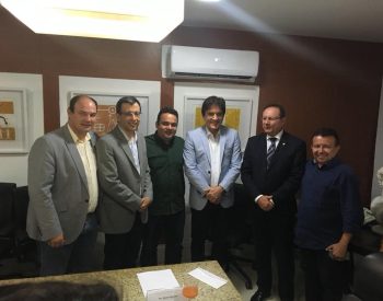Vereador Iron Júnior vice-presidente da FECAM e vereador Aldair  presidente da FECAM reunidos com o Governador Robinson Faria. ( Foto: Facebook ).