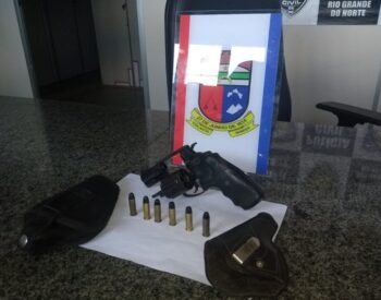 Polícia apreendeu um revolver e várias municões intactas — Foto: Polícia Militar.