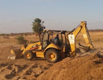 Máquinas da prefeitura municipal de Jardim do Seridó inicia a escavação de cacimbas na zona rural. ( Foto: Assessoria )