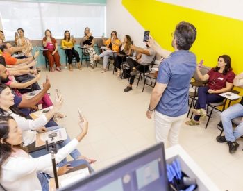 Luís Henrique, professor da Vox2You, orienta alunos sobre presença e clareza na comunicação digital — Foto: Divulgação Vox2You
