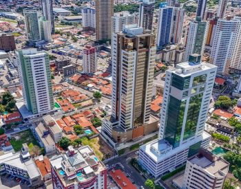 O Eco Medical Center Cartaxo e o Eco Business ajudaram a definir o eixo corporativo e médico da avenida Rui Carneiro, em João Pessoa, tornando-se referências ao longo da trajetória da Eco Construtora — Foto: Higor Pereira/Eco Construtora