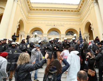 Centenas de servidores protestam em frente à Câmara Municipal (Foto: Rodrigo Fonseca)