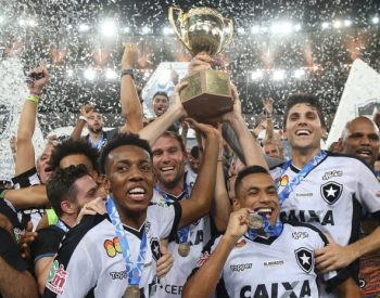 Comemoração com a taça do Campeonato Carioca (Foto: Vítor Silva/SSPress/Botafogo)