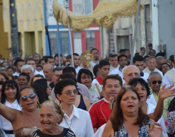 Fiéis caminharam em procissão pelo Centro de João Pessoa — Foto: Diogo Almeida/G1