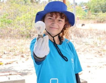As ações do Mares Sem Plástico visam a limpeza das praias e a conscientização sobre o descarte correto de resíduos — Foto: Mares Sem Plástico