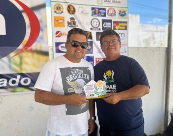 Vereador Cássio de Zequinha recebendo das mão do presidente da APAE de Jardim do Seridó, Sr. Peba a comenda de Gratidão pelos relevantes serviços em prol da APAE. Foto — ©Redes / Sociais