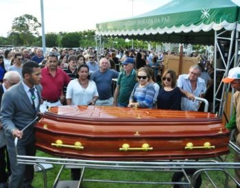 O enterro do “Xerife” foi acompanhado por familiares, autoridades e uma multidão de admiradores (Foto: José Aldenir/Agora Imagens)