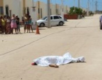 Francisco Antônio Santos de Queiroz, de 45 anos de idade, foi morto com dois disparos pelas costas.