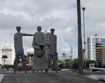 Os Pioneiros, às margens do Açude Velho, são um dos símbolos da cidade e contam uma parte da história de Campina Grande. — Foto: Ligia Coeli