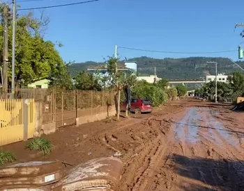 Lodo toma ruas de Muçum após água escoar.  Foto —©Reprodução/Arquivo pessoal.