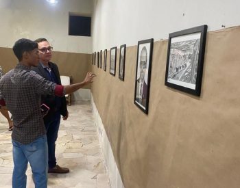 Prefeito Amazan Silva e o artista plástico Léo Alves. Foto — Divulgação.