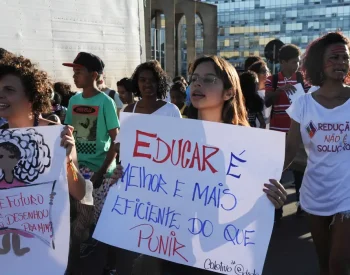 Ativistas, conselheiros tutelares, coletivos, fóruns e organizações da sociedade civil participam de caminhada contra a redução da maioridade penal, na Esplanada dos Ministérios (José Cruz/Agência Brasil)