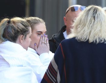 XEN - INGLATERRA/ATAQUE - INTERNACIONAL - Populares são vistos perto do Park Inn,   ao centro de Manchester, Inglaterra,   poucas horas após o atentado ocorrido   na cidade após um show da cantora   Ariana Grande na Manchester Arena. Mais   de 20 pessoas morreram no ataque.   23/05/2017 - Foto: RUI VIEIRA/ASSOCIATED PRESS/ESTADÃO CONTEÚDO