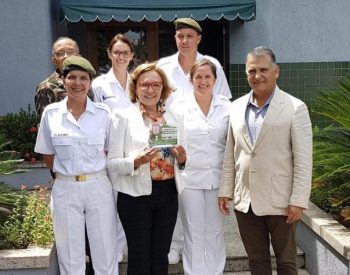 A parlamentar foi agraciada com uma homenagem pelos serviços prestados ao hospital (Foto: Divulgação)
