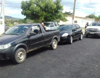 Carros recuperados pela polícia.