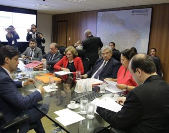 Deputada federal Zenaide Maia durante reunião com o ministro da Educação, Rossieli Soares da Silva (Foto: Divulgação/Assessoria)